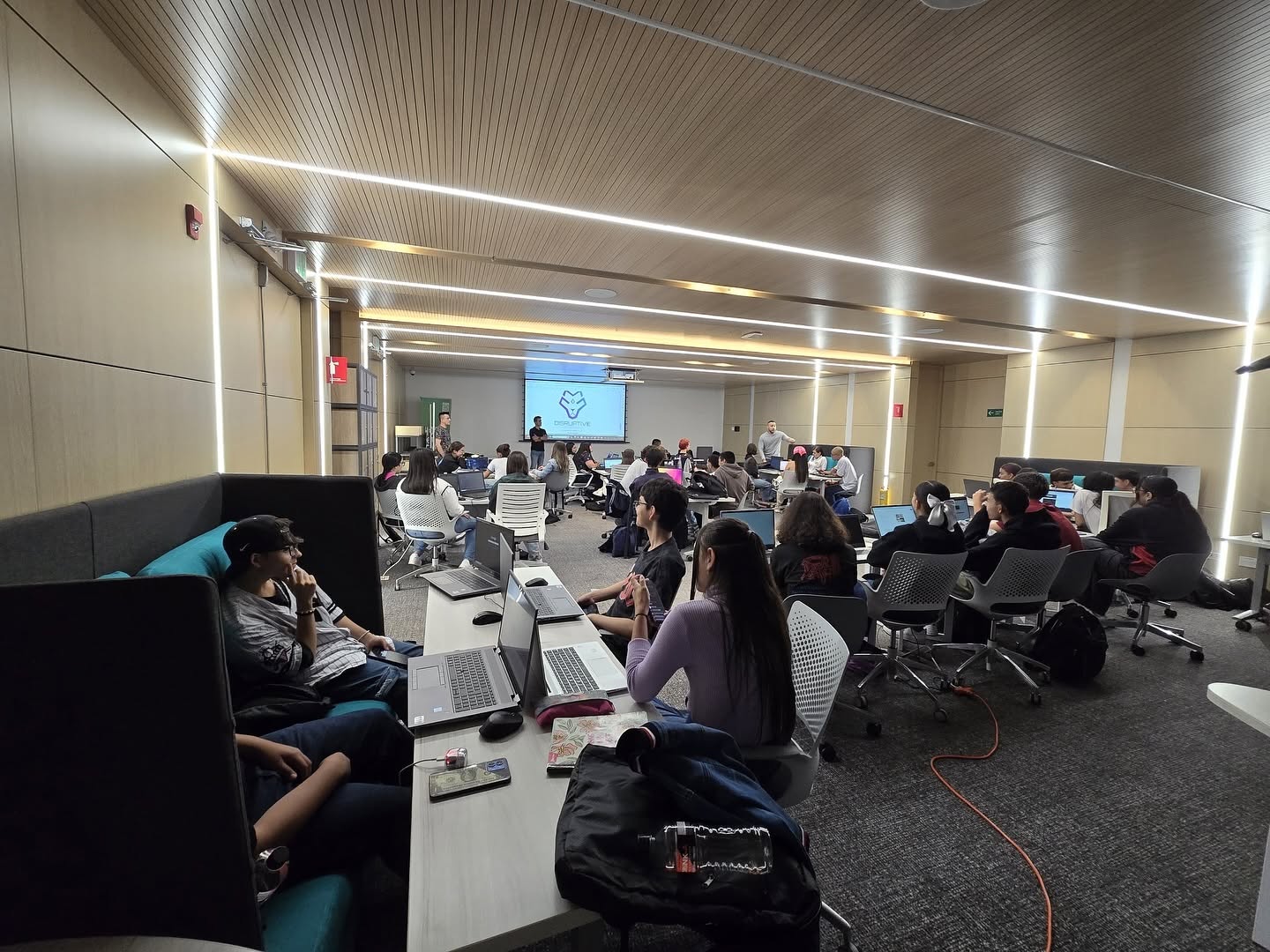 Estudiantes en taller de robótica, desarrollo de videojuegos y software